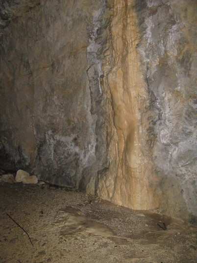 [Stalactite dans le tunnel]